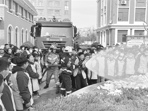 山东各地消防救援队伍进校园,掀起学习消防知识的热潮 山东消防供图